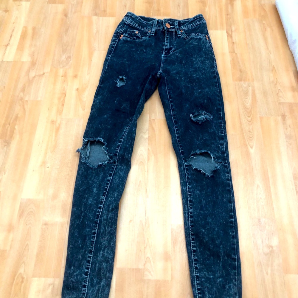 Blue ripped skinny jeans